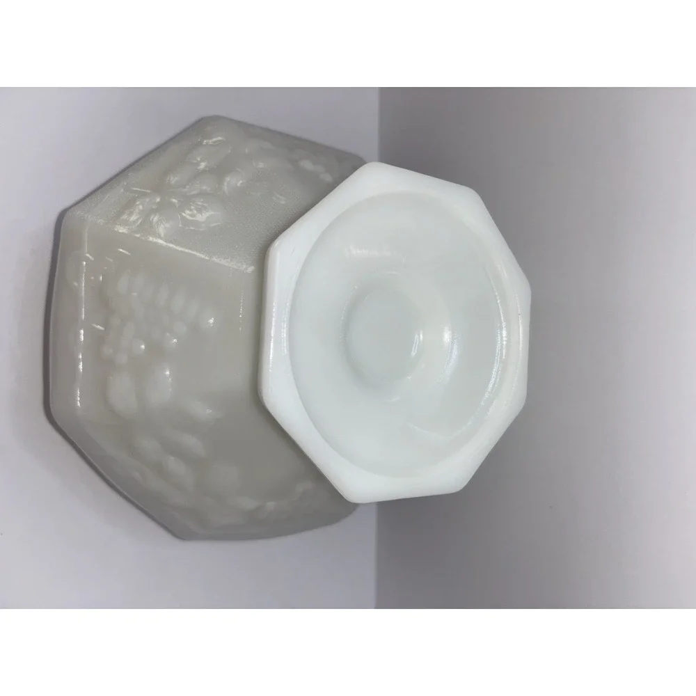 Anchor Hocking Milk Glass Scalloped Grape Leaves‎ Pedestal Fruit Bowl 9